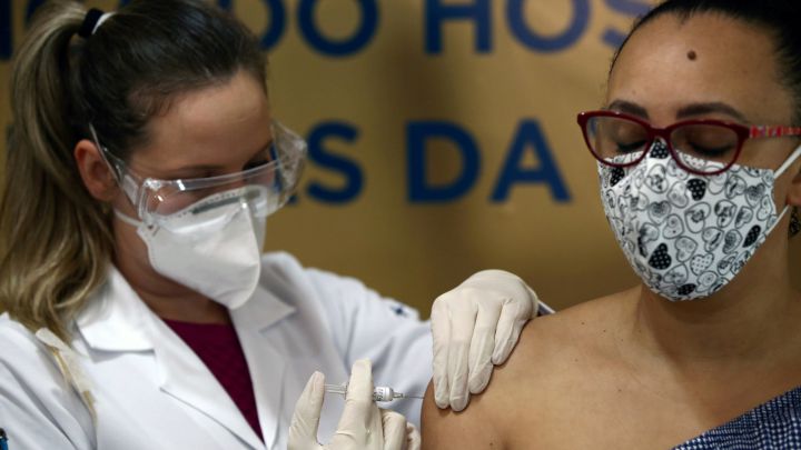 Un "incidente grave" suspende las pruebas de la vacuna de Sinovac