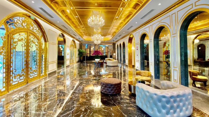 Vietnam inaugura un hotel bañado en oro en plena pandemia