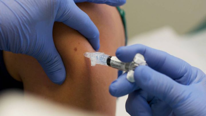 Una enfermera prueba la vacuna contra la COVID: "Esto nos da algo de esperanza"