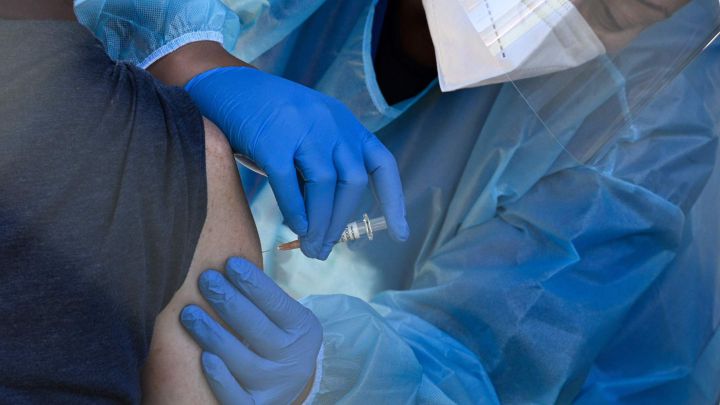 Francia pone fecha a la vacunación: entre diciembre y enero