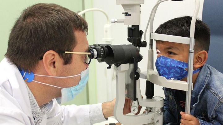 Curan a un niño con cáncer de retina al modificar un virus