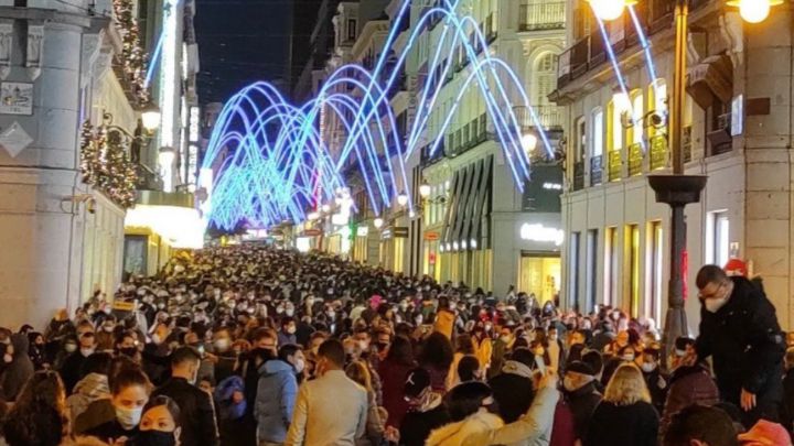 Las calles de Madrid se llenan con motivo de la Navidad, a pesar de la pandemia