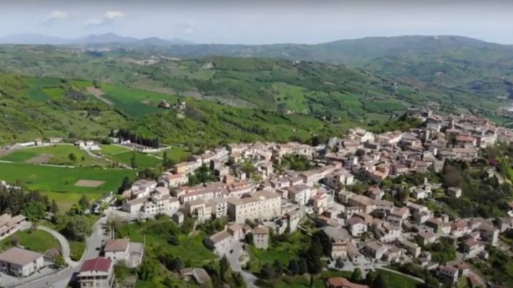 Un pueblo de Italia vende casas por un euro