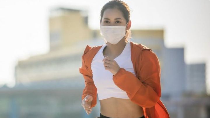 Hacer deporte con mascarilla baja el oxígeno un 4% y se aspira 20% más de CO2