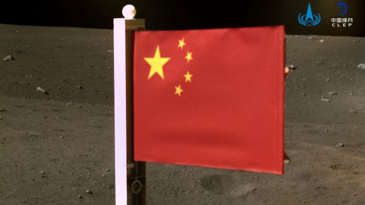 China pone su bandera en la Luna