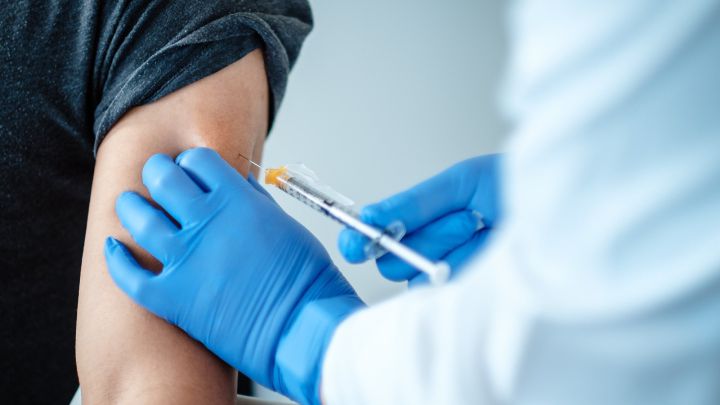 Reino Unido aconseja no vacunarse a quien tenga alergias graves