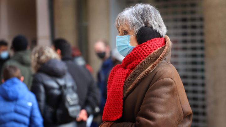 ¿Deben usar mascarilla las personas que ya están vacunadas contra la COVID-19?