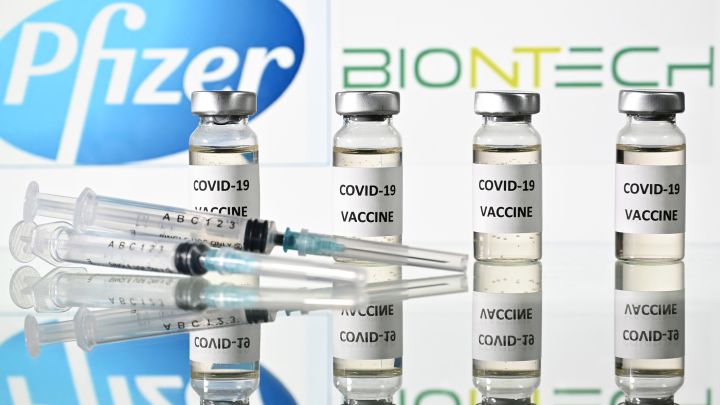 Estados Unidos aprueba la vacuna de Pfizer y BioNTech tras las amenazas de Trump