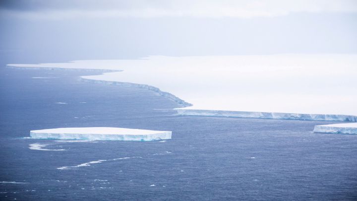Un iceberg a la deriva y partido en dos se convierte en amenaza