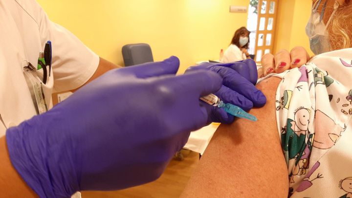 Alertan de una estafa a ancianos con la vacuna del coronavirus