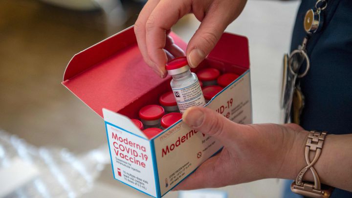 Un médico de Boston sufre la primera reacción alérgica grave por la vacuna de Moderna