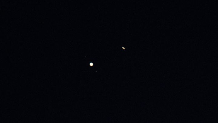 La NASA difunde una fotografía de la gran conjunción de Júpiter y Saturno vista desde la Luna