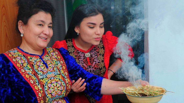 El presidente de Turkmenistán propone el regaliz como remedio contra el coronavirus