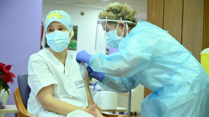 Lo que podrás hacer (y lo que no) después de vacunarte