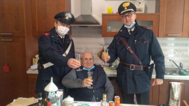 Un hombre de 94 años llama a la Policía para brindar por Navidad porque se sentía solo