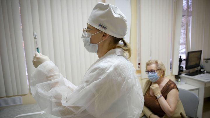 Un enfermero de California contrae la COVID-19 días después de ser vacunado