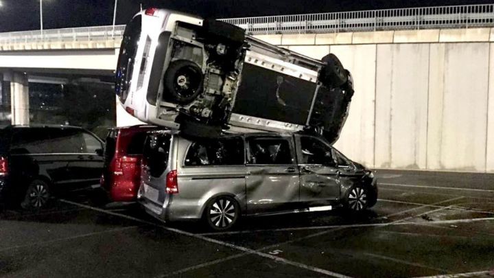 Un extrabajador de Mercedes roba una excavadora y destroza 50 furgonetas nuevas en Vitoria
