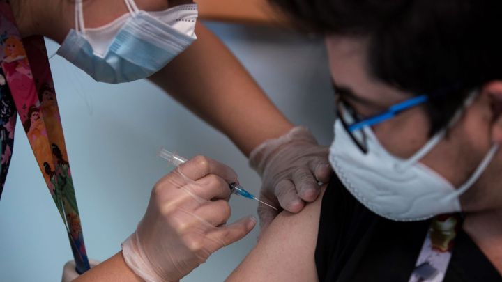 Una doctora mexicana sufre encefalomielitis 30 minutos después de recibir la vacuna