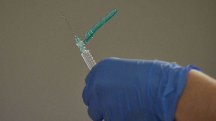 La medida de Francia para fomentar la vacunación: 5,40 euros a cada médico