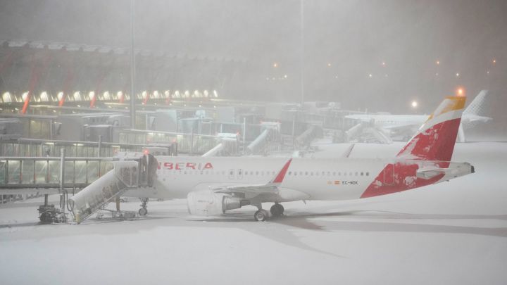 Temporal de nieve Filomena, en directo hoy: estado de las carreteras, Barajas y transporte público | Alerta roja en Madrid