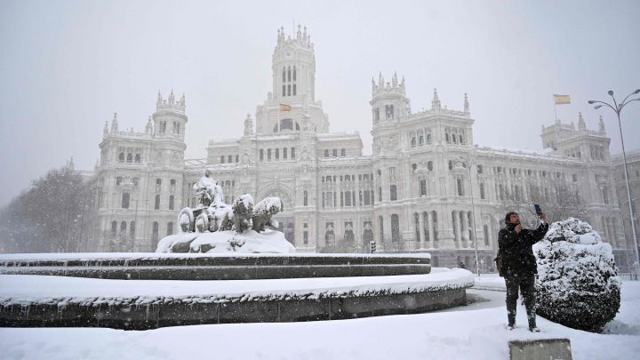 Temporal de nieve Filomena, en directo hoy: estado de las carreteras, Barajas y transporte público | Alerta roja en Madrid
