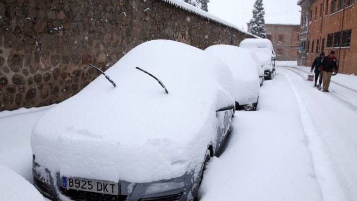 Cómo quitar la nieve y el hielo del coche sin dañar la luna, el parabrisas y la pintura