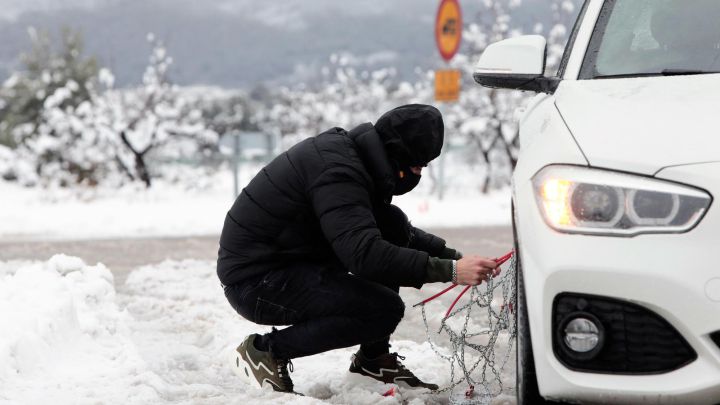 Temporal de nieve Filomena: ¿qué es mejor para el coche, cadenas o fundas?