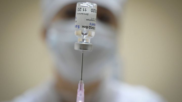 Rusia empieza los ensayos con una versión 'light' de su vacuna