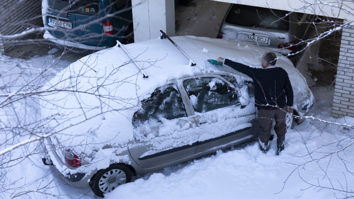 ajustar Delincuente Exactitud Cómo quitar la nieve y el hielo del coche sin dañar la luna, la pintura y  el parabrisas - AS.com