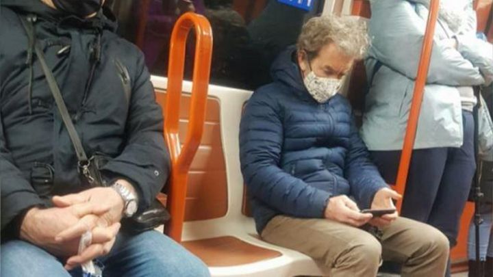 La imagen de Simón en el metro que se ha vuelto viral