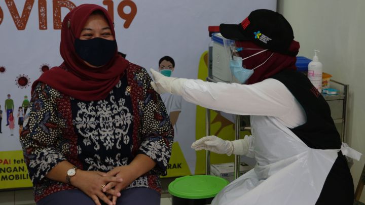 Los motivos por los que Indonesia da prioridad en la vacunación a los jóvenes