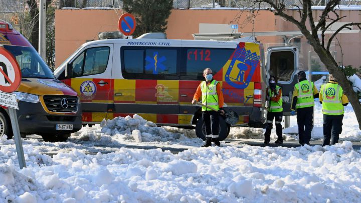 Aparece bajo la nieve el cuerpo sin vida de un hombre en Madrid