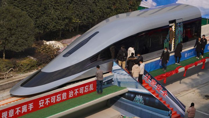 China lanza un tren que va a 620 kilómetros por hora