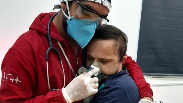 Un enfermero abraza a un paciente COVID con síndrome de Down que necesitaba oxígeno