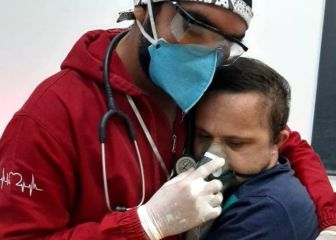 El emotivo gesto de un enfermero con un paciente COVID que se ha hecho viral