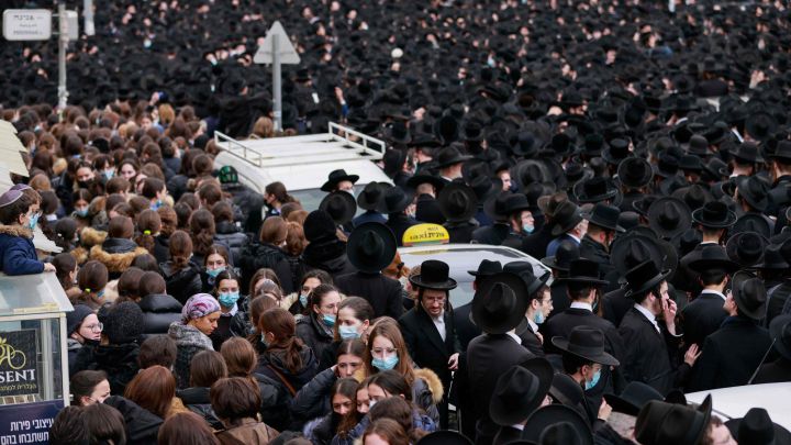 Miles de judíos ultraortodoxos se agolpan en Jerusalén en un funeral