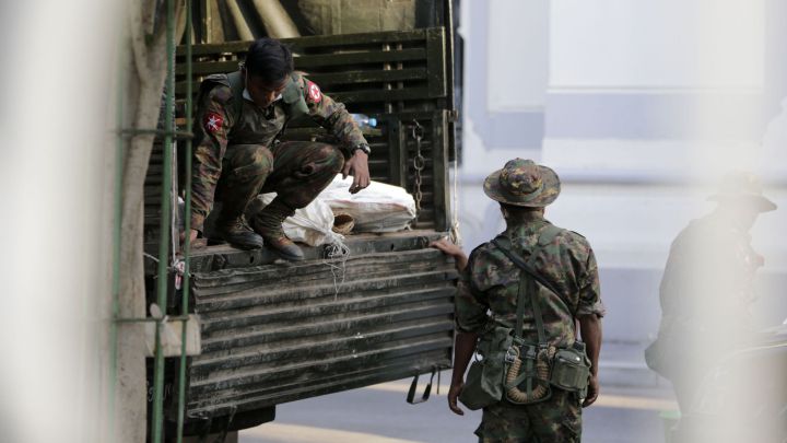 Birmania golpe de estado militares tanques conflicto