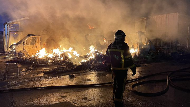 Arde una empresa de caravanas en Alcalá de Henares tras varias explosiones