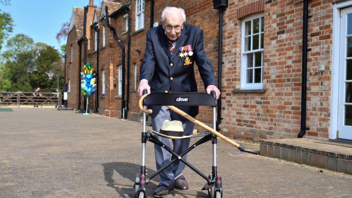 Tom Moore, que recaudó millones para la sanidad británica al cumplir 100 años, hospitalizado por COVID