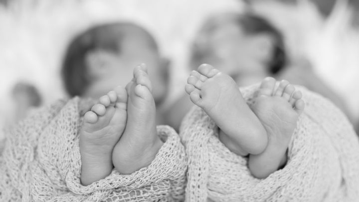 Una mujer se queda embarazada de mellizos de dos padres distintos