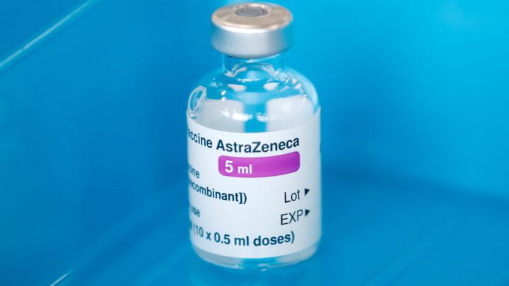 Sanidad valora tres topes para la vacuna de AstraZeneca
