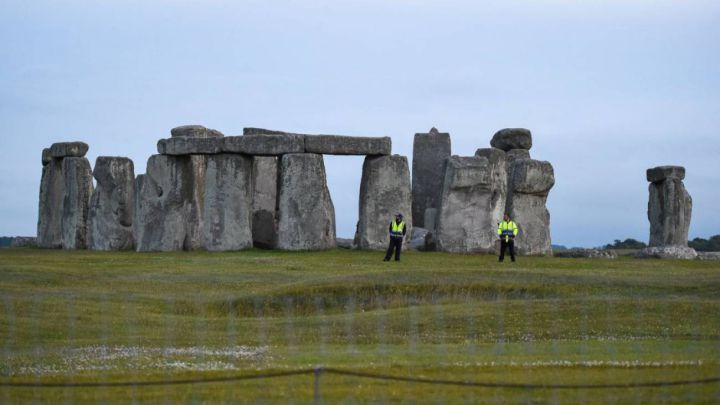Descubren tumbas y objetos prehistóricos por donde pasará el túnel de Stonehenge