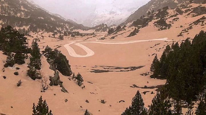 El polvo del Sáhara deja marrón la nieve en el Pirineo