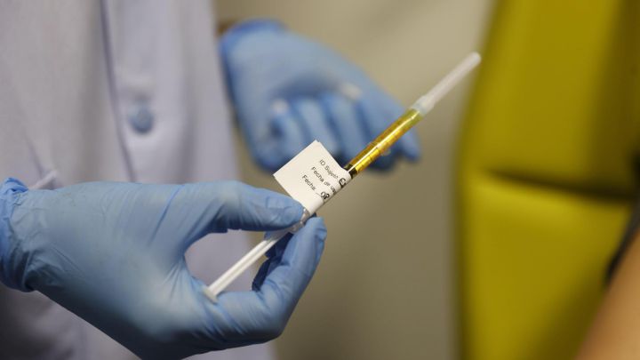 Vacuna Pfizer vs Vacuna AstraZeneca: eficacia, dosis, quines se vacunan y cmo se administran