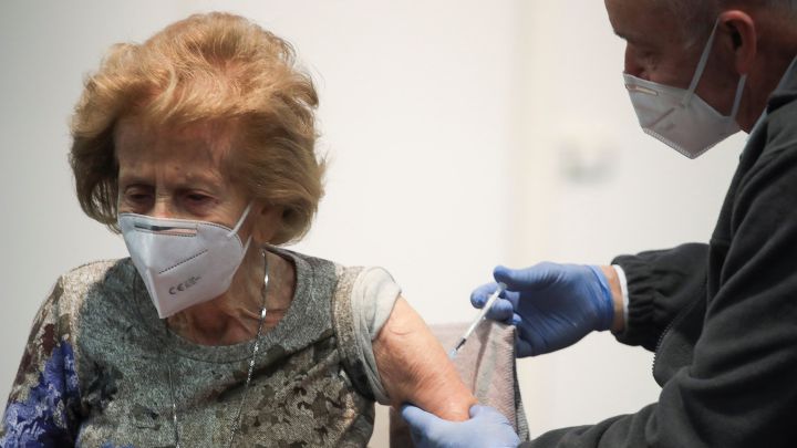 ?Puede contagiar el virus una persona vacunada de COVID?