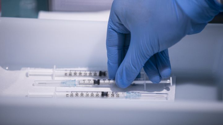 Citan para vacunarse contra la COVID a una mujer fallecida en 2007