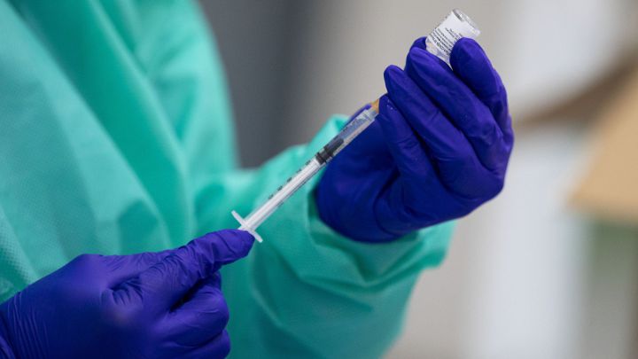 Las secuelas de la primera dosis en personas que superaron la COVID