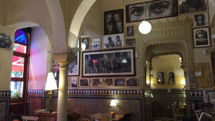 Descubren en las obras de un bar de Sevilla un baño islámico del siglo XII decorado