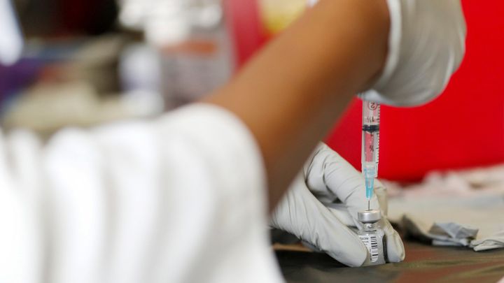 Detienen a dos mujeres que se disfrazaron de ancianas para recibir la vacuna