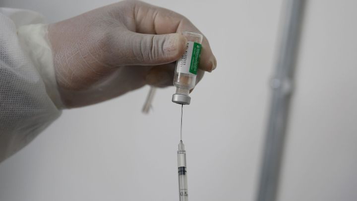 La forma más efectiva de administrar las dos dosis de AstraZeneca, según The Lancet